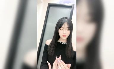 性感黑絲露臉裸舞女神尤物又來了，全程露臉陪狼友嗨，打扮漂亮就開騷，粉嫩騷穴自慰特寫鏡頭誘惑精彩又刺激