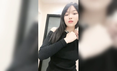 性感黑絲露臉裸舞女神尤物又來了，全程露臉陪狼友嗨，打扮漂亮就開騷，粉嫩騷穴自慰特寫鏡頭誘惑精彩又刺激