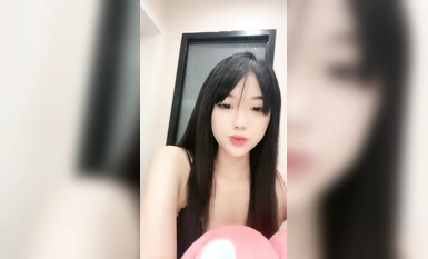 性感黑絲露臉裸舞女神尤物又來了，全程露臉陪狼友嗨，打扮漂亮就開騷，粉嫩騷穴自慰特寫鏡頭誘惑精彩又刺激