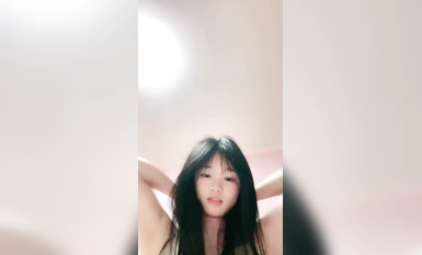 鄰家妹妹！甜美清純小蘿莉！嬌小身材，居家床上扭腰擺臀，脫光光揉搓小穴，掰開騷逼看洞洞