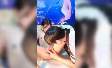 โลลิต้าตัวน้อยที่แสนบริสุทธิ์ โชว์หน้าและฉี่ให้เพื่อนหมาป่าดู ทำความสะอาดหีและอุปกรณ์ประกอบฉากของเธอ และอมให้หนุ่มใหญ่ของผู้ชาย เธอปล่อยให้ผู้ชายเลียหีของเธอและเอาอุปกรณ์ประกอบฉากของเธอ เซ็กซี่มาก .