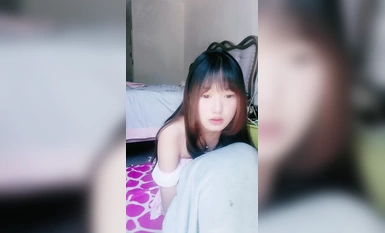 清純系天花板！乖巧文靜美少女！撩下衣服貧乳，翹起屁股粉嫩小穴，纖細美腿一臉呆萌