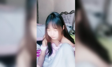 清純系天花板！乖巧文靜美少女！撩下衣服貧乳，翹起屁股粉嫩小穴，纖細美腿一臉呆萌
