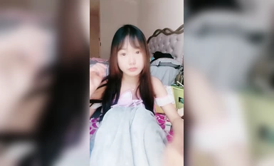 清純系天花板！乖巧文靜美少女！撩下衣服貧乳，翹起屁股粉嫩小穴，纖細美腿一臉呆萌