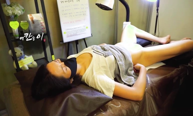Beauty salon secretly photographed young beauty to do pussy hair removal surgery, female technician to the labia painted wax pain sister wailed