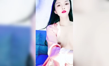 Sexy na babae na may pulang labi at makapal na makeup! Mga pajama na medyas ng isang paa! Lubhang nakatutukso na hawakan ang iyong ari, umihi sa mga pumulandit sa inidoro, at napaka-coquettisous na kumamot at mag-pose.