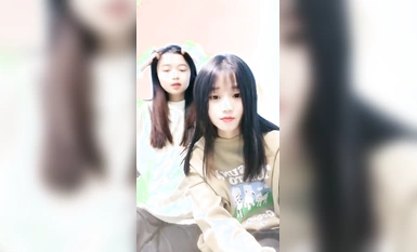 漂亮姐妹花一起秀！奶子一大一小！從下往上視角掰穴，一起翹起屁股，輪著看逼，擺弄各種姿勢