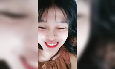 嫩妹小姐姐！細腰美乳展示身材！炮友扣穴掏出大屌深喉，懟著肥穴一下挺入，操的奶子直晃動
