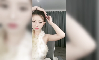顏值女神精彩來襲，性感好身材火辣紅唇誘惑，互動狼友慢慢脫光堅挺的騷奶子揉捏，自慰逼逼呻吟可射冒出白漿