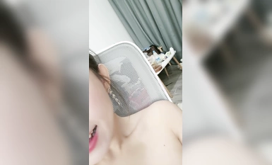 顏值女神精彩來襲，性感好身材火辣紅唇誘惑，互動狼友慢慢脫光堅挺的騷奶子揉捏，自慰逼逼呻吟可射冒出白漿