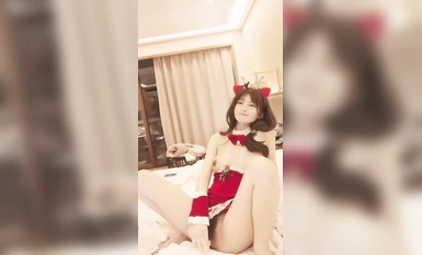 Ang guwapong bagong dating na si Xiaozhuzhu ay nagpakita ng kanyang mukha sa buong live broadcast na nakasuot ng mga sexy na costume para akitin siya sa pamamagitan ng paghimas sa kanyang mga suso at paglalaro ng kanyang puke ay natagos sa kanyang puki at