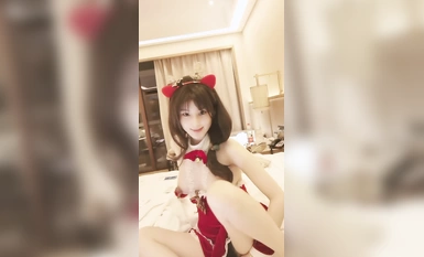 Ang guwapong bagong dating na si Xiaozhuzhu ay nagpakita ng kanyang mukha sa buong live broadcast na nakasuot ng mga sexy na costume para akitin siya sa pamamagitan ng paghimas sa kanyang mga suso at paglalaro ng kanyang puke ay natagos sa kanyang puki at