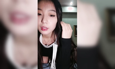 極品尤物！舌釘女神初下海！跳脫衣舞很專業，頂級美腿包臀裙，扭起來針不錯，翹起美臀多毛騷穴