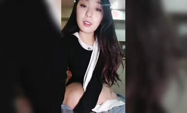 極品尤物！舌釘女神初下海！跳脫衣舞很專業，頂級美腿包臀裙，扭起來針不錯，翹起美臀多毛騷穴