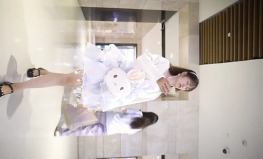偷拍大師商場尾隨偷拍幾個氣質美女裙底風光❤️超短包臀裙窄內S貨！貼著P股拍毛