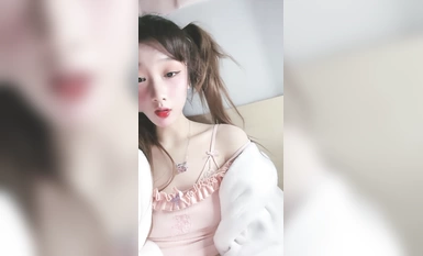 Magandang bagong babae na may kambal na buntot! Namumula ang mukha! Napakaliit ng bibig para kainin ang malaking JB Itinaas niya ang kanyang damit at may maliliit na suso na sobrang pink kapag umiihi.