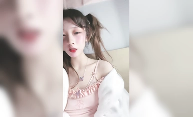 Magandang bagong babae na may kambal na buntot! Namumula ang mukha! Napakaliit ng bibig para kainin ang malaking JB Itinaas niya ang kanyang damit at may maliliit na suso na sobrang pink kapag umiihi.
