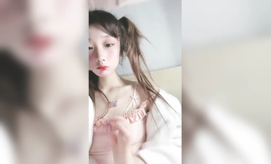 Magandang bagong babae na may kambal na buntot! Namumula ang mukha! Napakaliit ng bibig para kainin ang malaking JB Itinaas niya ang kanyang damit at may maliliit na suso na sobrang pink kapag umiihi.