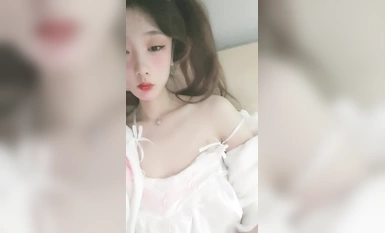 雙馬尾櫻桃小嘴妹妹！一臉呆萌貧乳！濃密逼毛尿尿，掰開特寫挺粉嫩，修長細腿展示