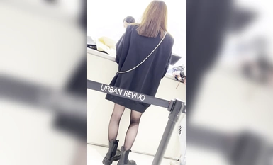 市場は、彼女のボーイフレンドが最高の長い脚の黒いシルクの美しさと買い物に行くのに同行するために、すべての底を追った。