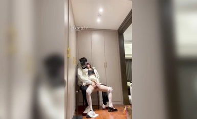 Si Mr. Master Xiao Er ay nagsasanay ng isang slutty na alipin at sumakay sa kanya sa harap ng salamin sa isang sikat na eksena ng pinakamahusay na batang babae sa puting sutla na medyas na may makapal na rear entry, pag-alis ng pistil, nakakahiyang paglal