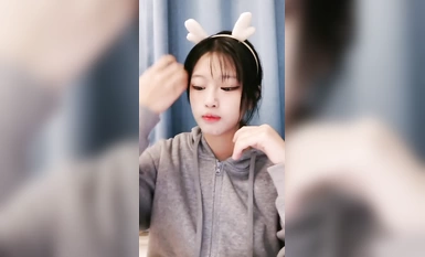 雙馬尾美乳小姐姐！活力十足！脫光光扭腰抖奶，浴室自摸騷穴，黑白網襪擺弄各種姿勢