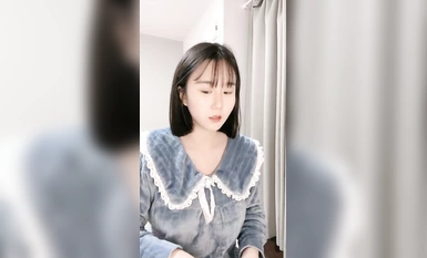 氣質短發美少女！粉嫩奶子超柔軟！振動棒猛插騷穴，好舒服嬌喘呻吟，從下往上視角特寫