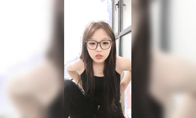 乖巧00後眼鏡嫩妹！給大家跳個舞！扭腰擺臀活力，脫光光大屁股，特寫騷逼，還挺粉嫩