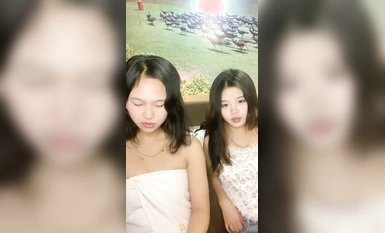 00後甜美妹妹！帶新人閨蜜下海！互揉奶子，一線天微毛小穴，妹妹展示身材
