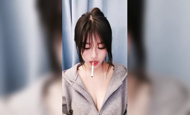 활기찬 미소녀! 엉덩이를 공중에 띄우고 춤추기! 보지를 아래에서 위로, 진동기 보지를 문지르고, 욕실 샤워와 젖은 몸 유혹!