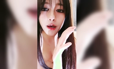 活力十足美少女！扭腰擺臀熱舞！從下往上視角看穴，振動棒騷穴磨蹭，浴室洗澡濕身誘惑