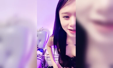 Ang pink at juicy top babe, mapang-akit na ipinapakita ang kanyang mukha sa itim na medyas upang akitin ang kanyang lobo na kaibigan, mainit na sumasayaw sa mga mata na puno ng pagmamahal, sinasalsal ang kanyang pink na puki at umuungol, dinidilaan ang se
