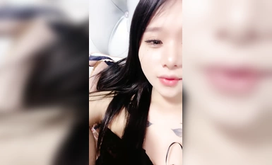 Ang pink at juicy top babe, mapang-akit na ipinapakita ang kanyang mukha sa itim na medyas upang akitin ang kanyang lobo na kaibigan, mainit na sumasayaw sa mga mata na puno ng pagmamahal, sinasalsal ang kanyang pink na puki at umuungol, dinidilaan ang se