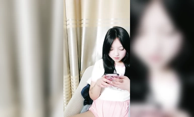 甜美19新人妹妹！給大家秀一波！肉感身材白嫩大奶子，掰開肥穴特寫，翹起圓潤美臀