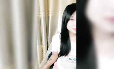 甜美19新人妹妹！給大家秀一波！肉感身材白嫩大奶子，掰開肥穴特寫，翹起圓潤美臀
