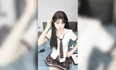 極品尤物！清純美少女！新花樣胖大叔玩穴，清洗器逼里灌水，跳蛋按摩器雙管齊下，美女很喜歡