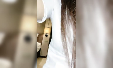 極品尤物！F罩杯網紅女神！襯衣包臀裙OL風，掏出巨乳揉捏，浴缸里騎乘位，假屌猛捅出白漿