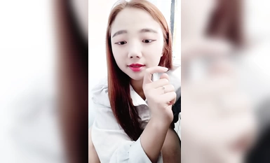 小騷妹在店裡偷偷的漏出騷奶子給狼友看，勾搭小哥激情啪啪，深喉口交大雞巴， 無套性愛激情上位，口爆吞精