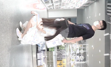 Tôi đi theo một số người đẹp ở Dashen Mall và lén chụp ảnh họ. Cô gái xinh đẹp mặc váy cao gót và váy trễ gót dùng tay chạm vào đùi khi cúi xuống, để lộ vết ướt màu xanh lam bên trong.
