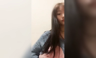 A newcomer to the sea, the 00's sister! She's got a cute face and a good behavior! Slim body, poor tits, close-up pussy, open up for you to see her moaning!