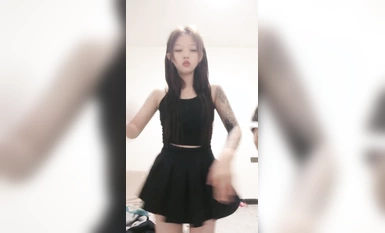 甜美00後花臂妹妹！全裸跳舞！一臉呆萌卡哇伊，特寫緊致小穴，妹妹還挺粉嫩