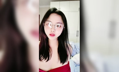 Ang pinakamahusay na maliit na kalapating mababa ang lipad na may itim na medyas na nagpapakita ng kanyang mukha at malalaking suso ay naaakit sa harap ng camera Ang pinakamahusay na malalaking suso at mabangis na malaking asno ay nagbukas ng kanyang kula