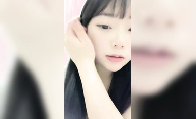 Ang tunay na kagandahan! Puro at magandang babae! Hindi mapapantayan ang kagandahan sa isang malaking palabas na dahan-dahan niyang hinuhubad ang kanyang underwear na sobrang nakakapang-akit sa kanyang mabuhok na puke habang nakasakay.