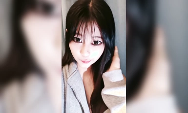 Cô gái điếm nhỏ với đôi mắt to lộ mặt để quyến rũ người bạn sói của mình trong 4 giờ. Cô ấy tương tác với người bạn sói của mình bằng những hình xăm gợi cảm và tán tỉnh cô ấy. Cô ấy xoa ngực và chơi cận cảnh với âm hộ của mình. trên đạo cụ thuốc lá nhỏ và đụ âm hộ của cô ấy.