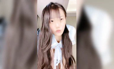 Seorang gadis yang kelihatan suci dan berpakaian seperti seorang pelajar! Payudara yang sangat lembut, cantik dan kaki langsing! Berbogel, dia memulas pinggangnya dan menghayunkan pinggulnya, mengangkat punggungnya untuk melihat lubangnya, dan membentangk