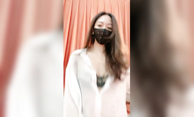 168CM性感美御姐！換上白襯衣誘惑！美臀大長腿脫下內褲，肥唇騷穴掰開，從下往上視角