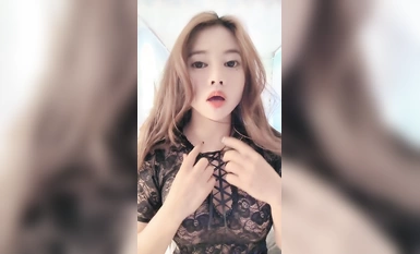 Người nổi tiếng trên Internet Pussycat Dolls trong đôi tất đen và giày cao gót để lộ khuôn mặt trong chiếc quần lọt khe và có một màn trình diễn trực tiếp tuyệt vời về sự quyến rũ. Cô ấy trông thật dâm đãng khi liếm một con cặc pha lê lớn. Cô ấy nhảy múa một cách nóng bỏng và âm hộ của cô ấy được giới thiệu trong một bài đăng đặc biệt với các công cụ. đẩy và squirting.
