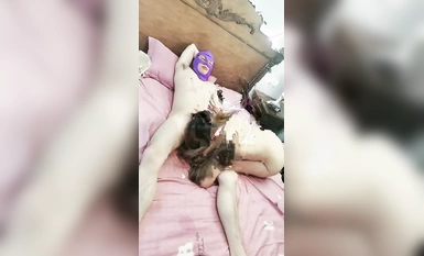 Dinadala ng mapanlinlang na nakatatandang kapatid na babae ang kanyang nakababatang kapatid na babae sa live broadcast room para makita kung paano niya mapapasaya ang isang lalaki, 69 oral sex na may malaking titi at madamdamin na 3P, niloloko ng dalawang