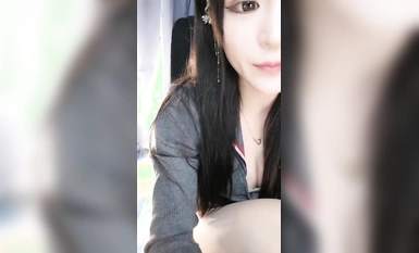 Internet celebrity girl na may malalaking mata! Magsuot ng maskara at magsalsal para sa isang palabas! Buksan ang medyas na leopard print na panty, ang mabilog na puki ng puting tigre, ang vibrator at dildo na nagpapalit-palit