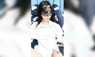 Cô gái trẻ mảnh khảnh với bộ ngực nhỏ! Da trắng! Nâng mông đào lên và cầu xin đụ, miệng anh đào nhỏ của cô ấy ăn một con cặc lớn, và cô ấy đụ con mèo mềm mại của mình trong tư thế cưỡi ngựa